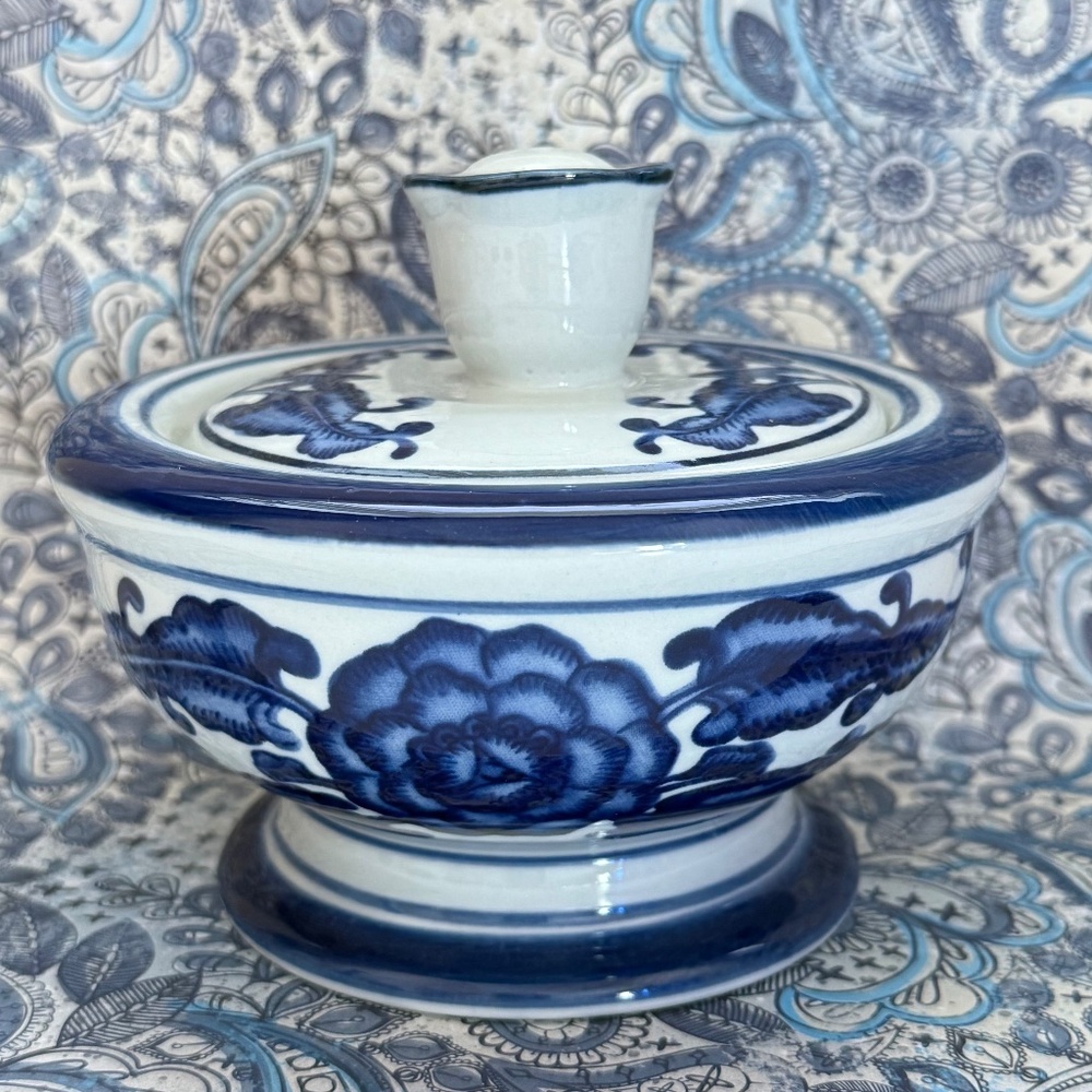 THE BOMBAY COMPANY Sugar Bowl with Lid Floral Blue White Ceramic (1/2)